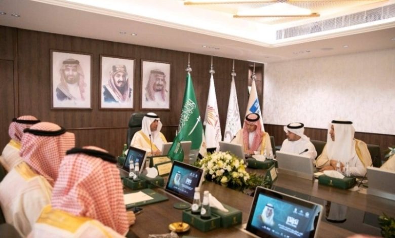 وزير البلديات والإسكان يناقش مع رجال الأعمال بالأحساء تحديات القطاع البلدي.