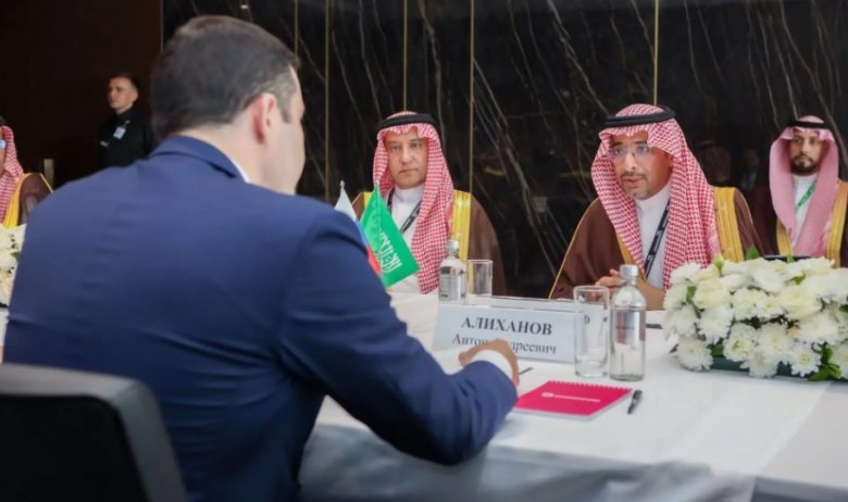 وزير الصناعة يبحث سبل تعزيز التعاون الصناعي مع الوزير الروسي في اجتماعهما الأخير.