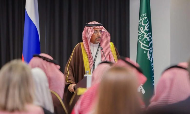 وزير الصناعة يطلق منتدى الحوار الصناعي بين السعودية وروسيا لتعزيز التعاون والفرص.