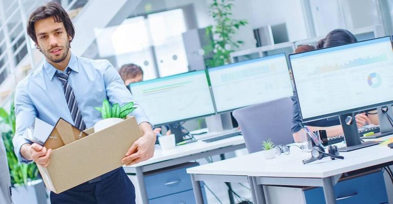5 علامات تشير إلى أنك قد تُسرّح من عملك هذا العام