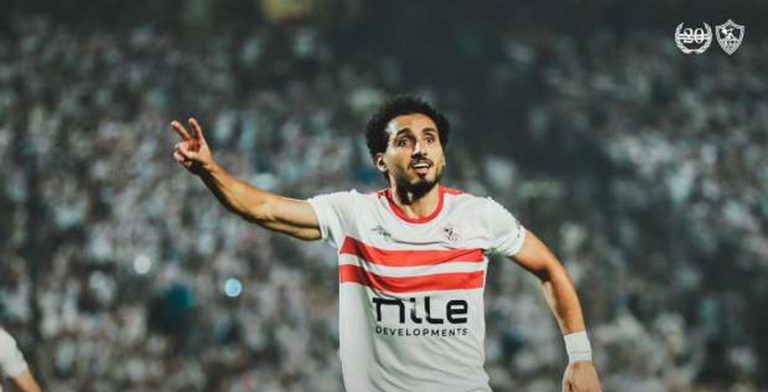 أحمد حمدي يؤازر الزمالك أمام فاركو من مدرجات ملعب السلام