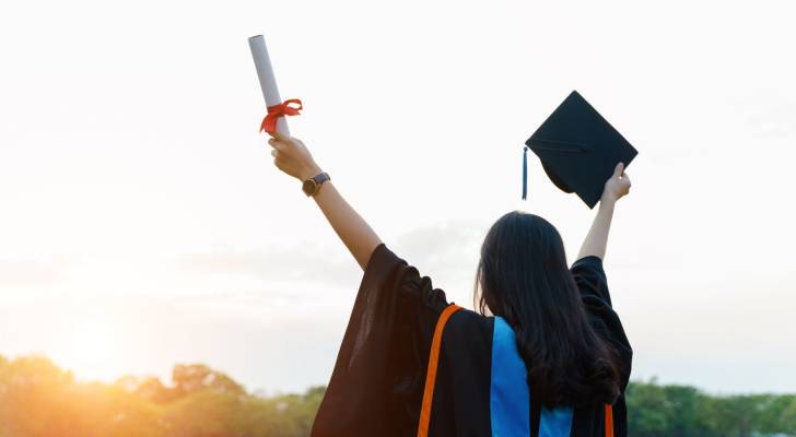 أسيل تعود للدراسة بعد 19 عاماً وتحصد 96.5% في التوجيهي بإنجاز ملهم