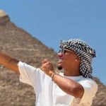 ألفينا يزور الأهرامات ويلتقط الصور التذكارية