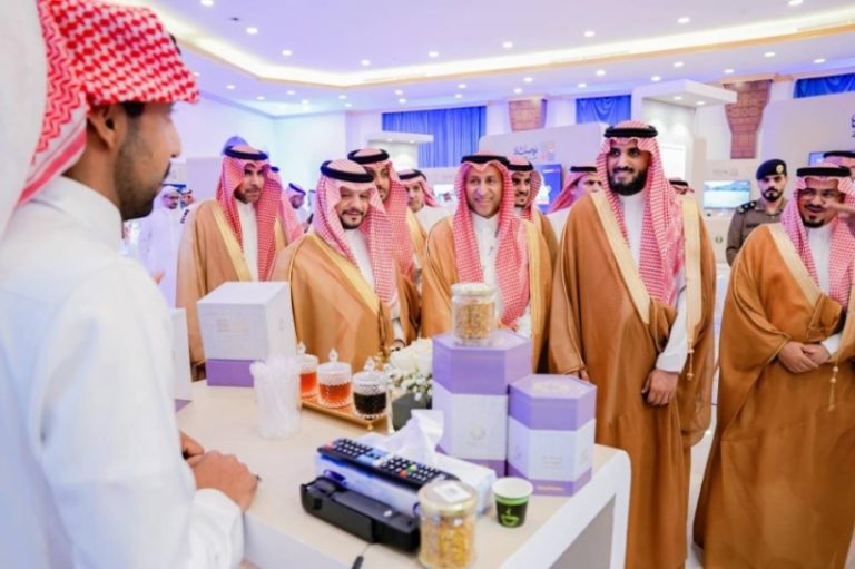 أمير الباحة يرعى فعالية "بوصلة دلني" التي يطلقها بنك التنمية الاجتماعية.