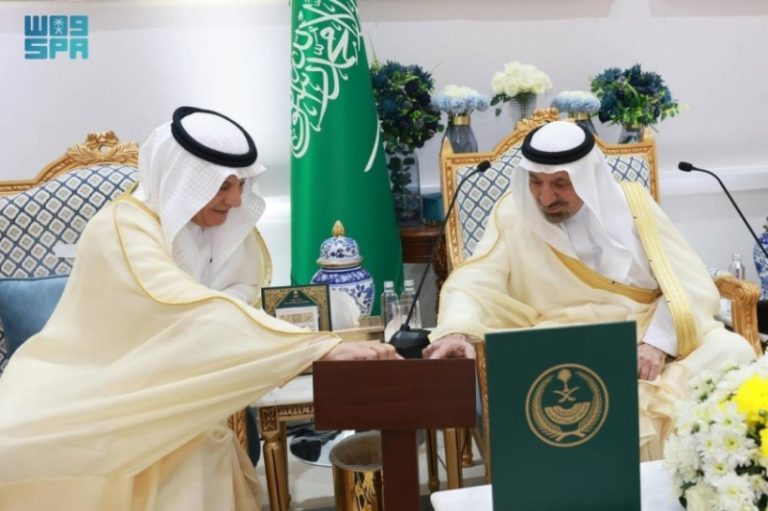 أمير نجران يطلق 29 مشروعًا تنمويًا جديدًا لدعم البيئة في المنطقة.