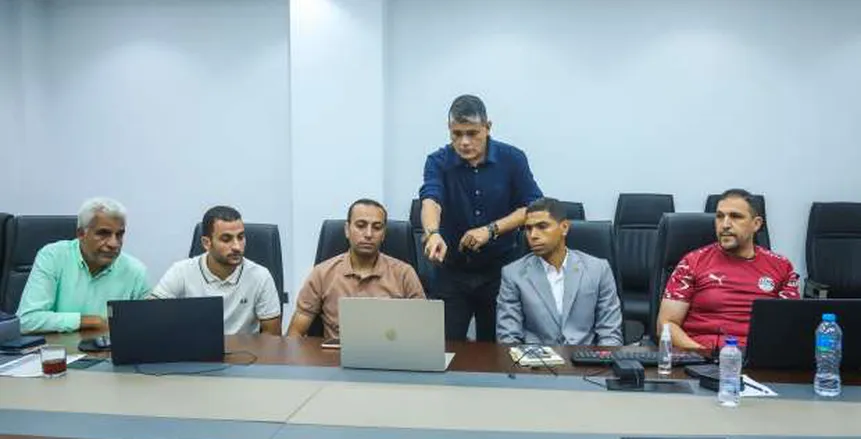 أوسكار رويز يستعرض حالات تحكيم الدوري المصري مع 4 حكام
