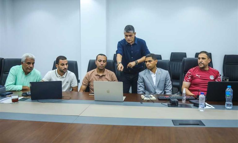 أوسكار يجتمع مع حكام الجولة الأولى لتقييم قراراتهم التحكيمية
                
                اجتمع أوسكار رويز رئيس لجنة الحكام مع 4 حكام من بين الحكام الذين أداروا مباريات الجولة الأولى لمسابقة الدوري.
                الإثنين، 11 أغسطس 2025 - 16:28