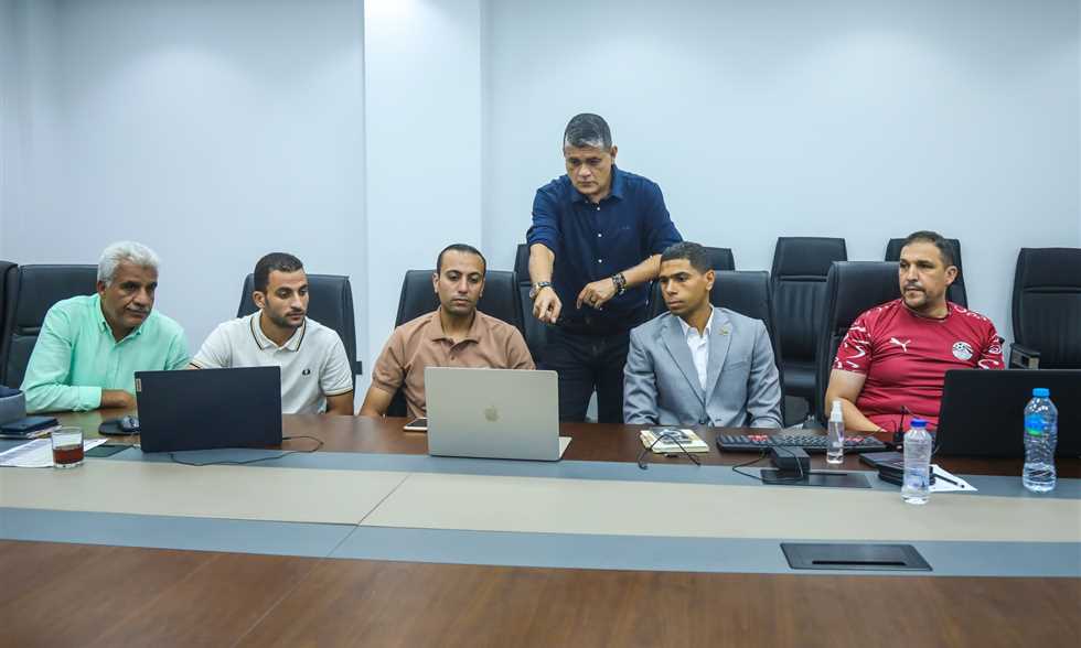 أوسكار يجتمع مع حكام الجولة الأولى لتقييم قراراتهم التحكيمية
                
                اجتمع أوسكار رويز رئيس لجنة الحكام مع 4 حكام من بين الحكام الذين أداروا مباريات الجولة الأولى لمسابقة الدوري.
                الإثنين، 11 أغسطس 2025 - 16:28