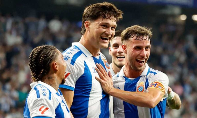 رغم ركلة ألفاريز الرائعة.. إسبانيول يصعق أتلتيكو مدريد وبلباو يحبط عودة إشبيلية
                
                بدأ أتلتيكو مدريد مشواره في الدوري الإسباني بالخسارة أمام إسبانيول 2-1 في الجولة الأولى.
                الإثنين، 18 أغسطس 2025 - 00:42