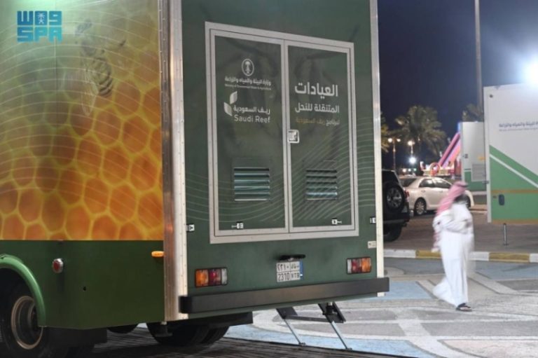 إطلاق عربتين متخصصتين في مهرجان العسل والمنتجات الزراعية المميز بتبوك هذا العام.