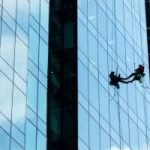 الصين تطور زجاجا ذاتى التنظيف باستخدام الكهرباء