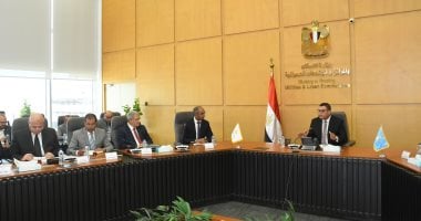 اجتماع موسع لوزير الإسكان لمتابعة مشروعات "حياة كريمة" بأسوان