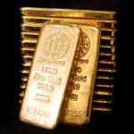 الذهب قرب أعلى مستوى في شهر وسط ضعف الدولار