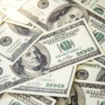 الدولار يسجل ارتفاعاً طفيفاً أمام اليورو بعد التلميح بخفض الفائدة