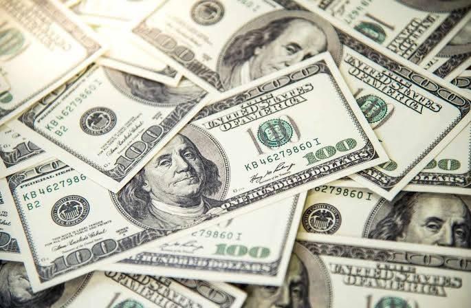 الدولار يسجل ارتفاعاً طفيفاً أمام اليورو بعد التلميح بخفض الفائدة