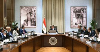 رئيس الوزراء يستعرض مشروعًا لاستغلال مواقع خام الرمال الكاولينية 