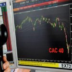 الأسهم الفرنسية تتراجع 2% بعد تحذيرات بالانهيار الحكومي