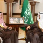 الأمير سعود بن مشعل يستعرض مشاريع وأعمال بنك التنمية الاجتماعية ويسجل ملاحظاته.