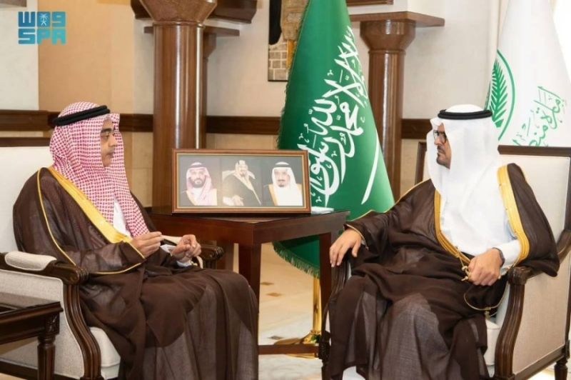 الأمير سعود بن مشعل يستعرض مشاريع وأعمال بنك التنمية الاجتماعية ويسجل ملاحظاته.