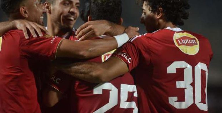 الأهلي يتقدم على فاركو بثنائية شريف وزيزو في الشوط الأول