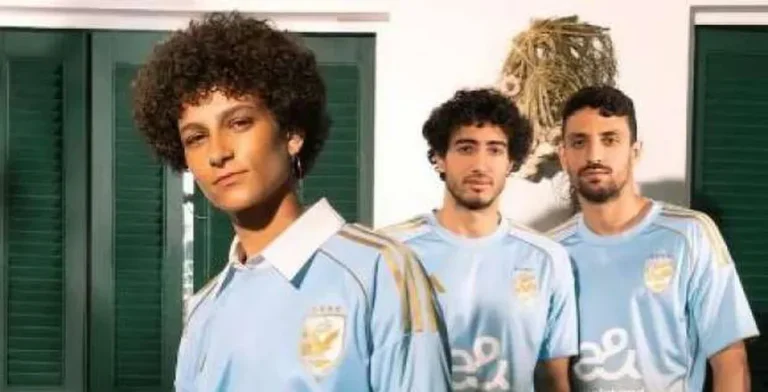 الأهلي يعلن قميصه الثالث في الموسم الجديد.. أزرق فاتح بخطوط ذهبية