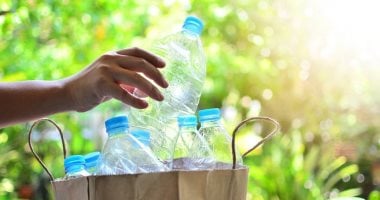 العلماء يكشفون عن عدد جزيئات البلاستيك الدقيقة فى منازلنا وسياراتنا