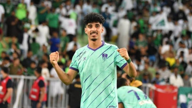 الجهني يضع الأهلي على صفيح ساخن.. "ثلاثي" كبار روشن يتدخلون لخطف اللاعب