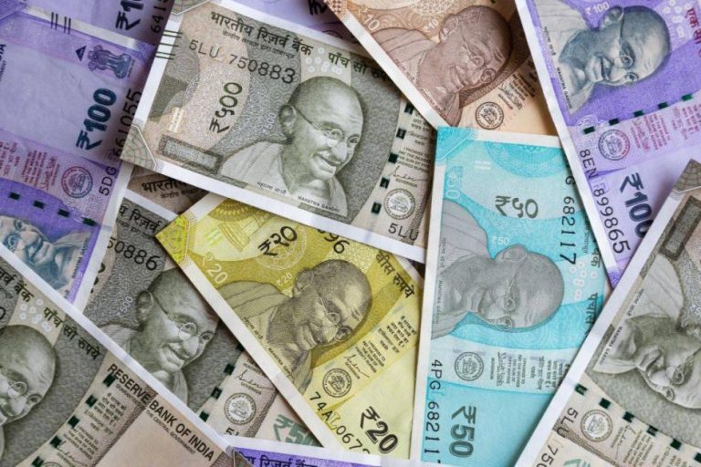 الروبية الهندية تهبط إلى مستوى قياسي أمام الدولار