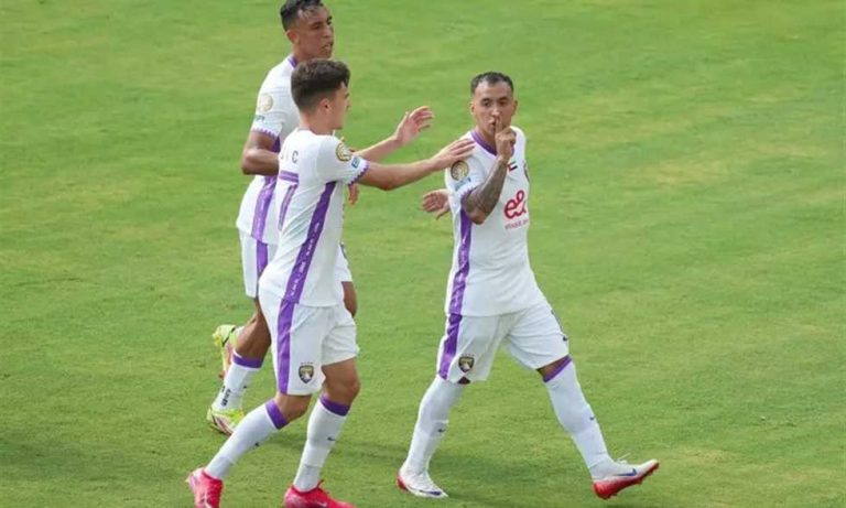 تقرير: العين يرسل خطابا رسميا للاتحاد الإماراتي يطالب بحكام أجانب لنهاية الموسم في الدوري
                
                أرسل نادي العين خطابا رسميا للاتحاد الإماراتي لكرة القدم يطالب بحكام أجانب حتى نهاية الموسم
                الإثنين، 18 أغسطس 2025 - 17:07