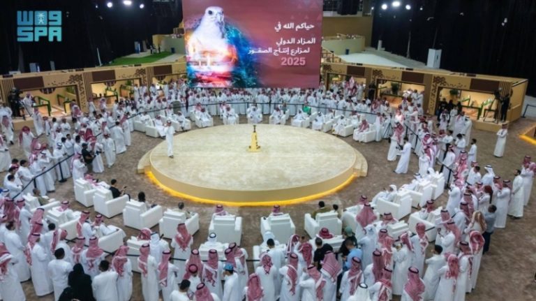 المزاد الدولي لمزارع إنتاج الصقور: منصة عالمية لتعزيز الشراكات الإستراتيجية بين المنتجين والصقارين