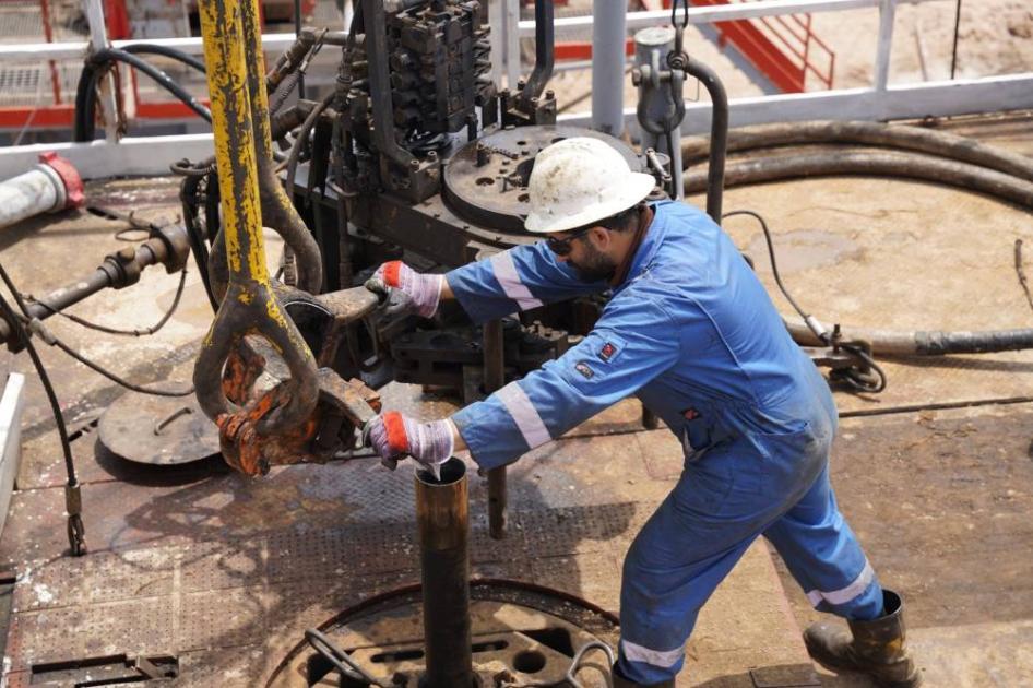 النفط يواصل المكاسب بدفعة من مؤشرات على قوة الطلب
