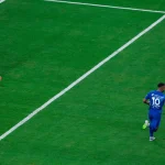 الهلال يبدأ مشوار الدوري بثنائية في شباك الرياض