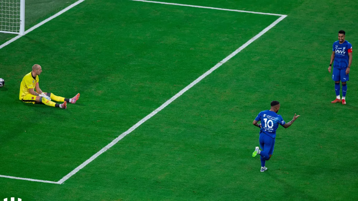 الهلال يبدأ مشوار الدوري بثنائية في شباك الرياض