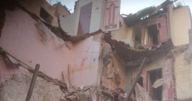 انهيار منزل من 3 طوابق خالى من السكان فى عين شمس.. صور