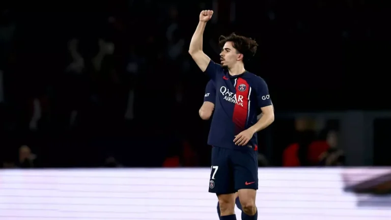باريس يبدأ رحلة الحفاظ على لقب الدورى بفوز على نانت 