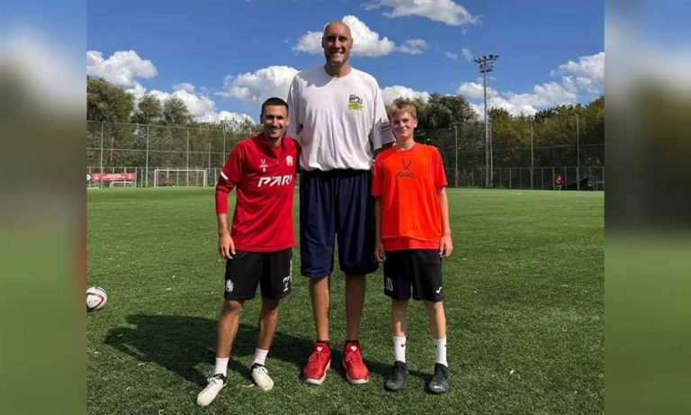 لاعب سلة سابق.. بافيل بودكولجين يحطم رقم أطول لاعب في كرة القدم
                
                أصبح الروسي بافيل بودكولجين أطول لاعب كرة قدم في التاريخ بعد مشاركته في مسابقة كأس روسيا.
                السبت، 23 أغسطس 2025 - 01:32