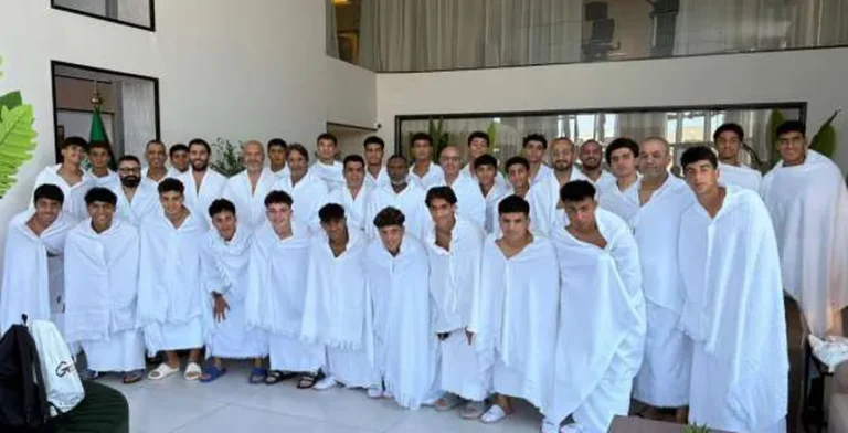 بعثة منتخب 17 سنة تؤدي مناسك العمرة قبل انطلاق بطولة كأس الخليج «صور»