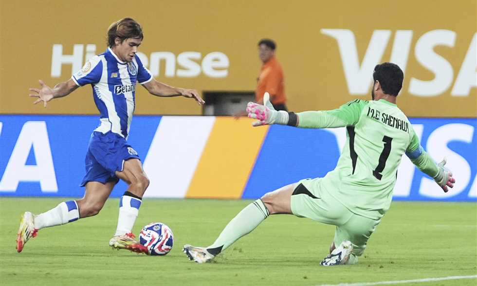 تقرير: بورتو يتمسك بـ 70 مليون يورو لانتقال مورا إلى الدوري السعودي
                
                يواصل نادي اتحاد جدة السعودي محاولاته لحسم صفقة التعاقد مع رودريجو مورا نجم بورتو البرتغالي.
                السبت، 30 أغسطس 2025 - 11:58
