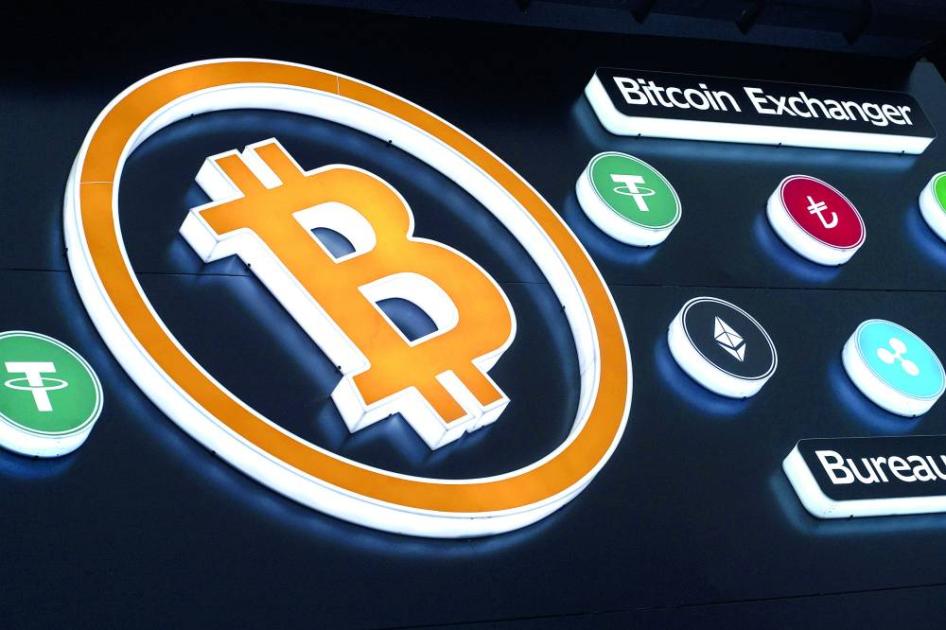 «بيتكوين» تنزلق تحت 113 ألف دولار.. و«الإيثريوم» تحوم حول مستوياتها القياسية
