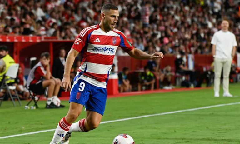 بيلد: دوسلدورف يتراجع عن ضم لاعب إسرائيلي بسبب تصريحاته عن غزة
                
                كشفت صحيفة بيلد الألمانية عن تراجع فريق فورتونا دوسلدورف الألماني عن التعاقد مع اللاعب الإسرائيلي شون فايسمان.
                الثلاثاء، 05 أغسطس 2025 - 21:46