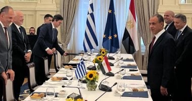 وزير الخارجية يؤكد لنظيره اليونانى أهمية سرعة تنفيذ مشروع الربط الكهربائى