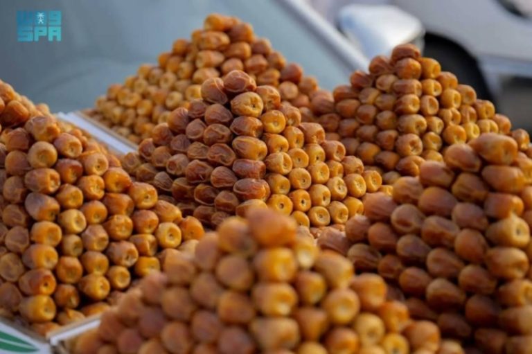 تجارة التمور كمصدر هام للحركة الاقتصادية الموسمية في منطقة القصيم السعودية.