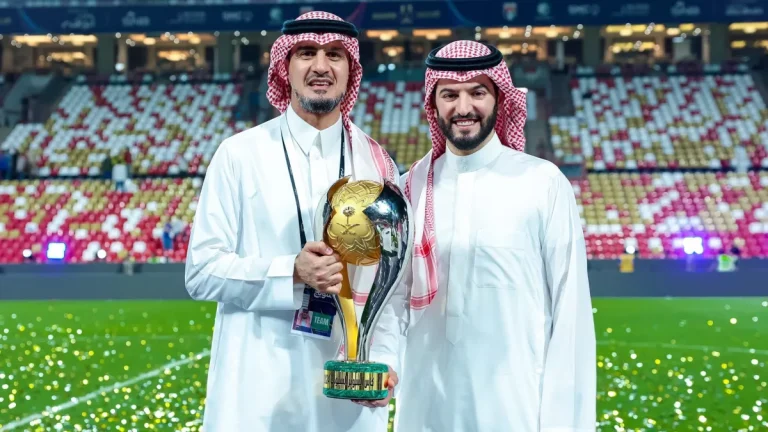 تحرك مفاجئ يعيد صانع أمجاد الهلال بعد الاستقالة.. "مفاجأة لمدرج الزعيم"