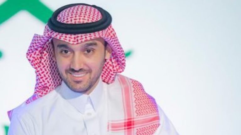 إحالة رئيس نادٍ إلى التحقيق وحل مجلس إدارته.. هبوط الفريق وديون بـ60 مليونا