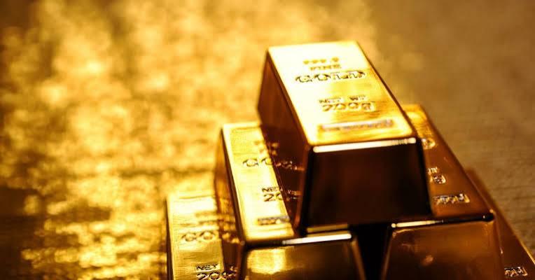 الذهب يتراجع من أعلى مستوى في أسبوعين مع ارتفاع الدولار
