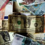 الدولار يتراجع بعد تصريحات باول في «جاكسون هول»