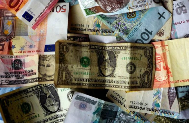 الدولار يتراجع بعد تصريحات باول في «جاكسون هول»