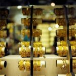 تراجع ملحوظ في أسعار الذهب وتأثيره على السوق المالية العالمية والمحلية.