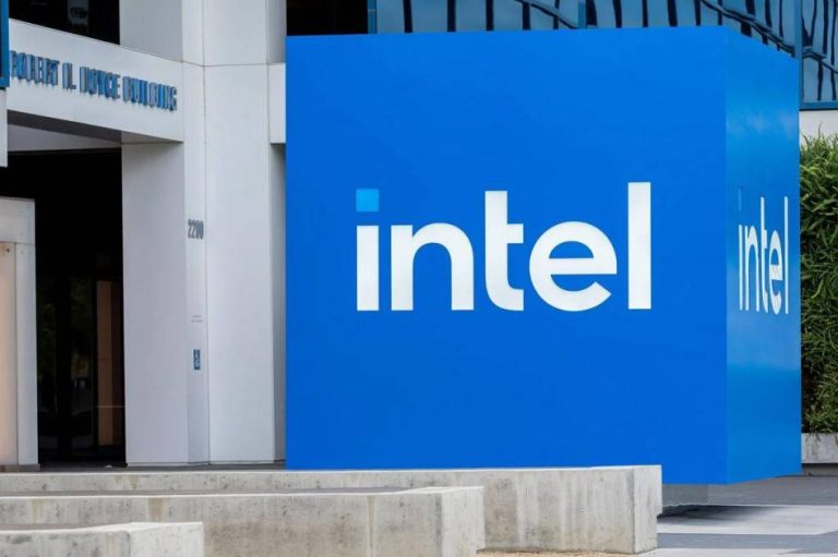 ترامب يعلن استحواذ إدارته على 10% من إنتل... والسهم يقفز 7%