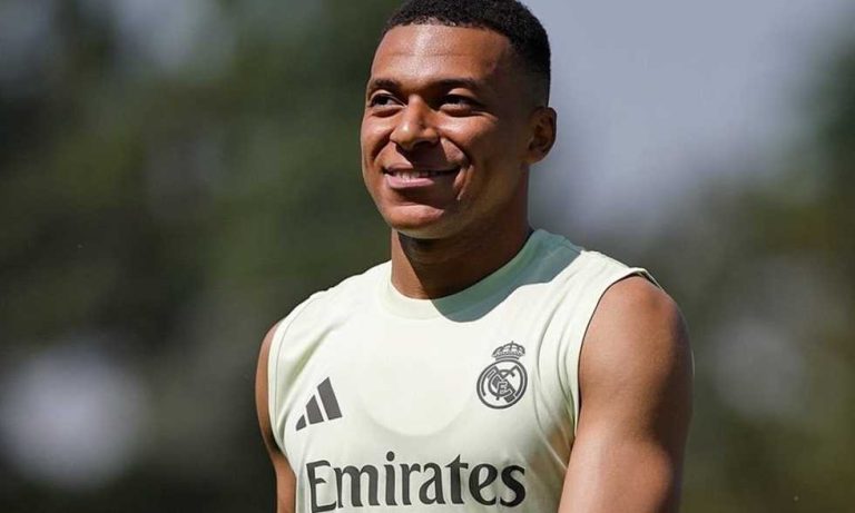 تشكيل ريال مدريد – مبابي يقود الهجوم أمام أوساسونا.. و3 صفقات جديدة أساسية
                
                أعلن تشابي ألونسو المدير الفني لريال مدريد تشكيل فريقه لمواجهة أوساسونا في الدوري الإسباني.
                الثلاثاء، 19 أغسطس 2025 - 20:47